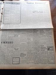 Ulus Gazetesi - 3 Nisan 1957 - Hüseyin Cahit Yalçın - Makarios Kıbrıs'a Dair Görüşmelerde Türkiye'yi İstemiyor - Doktor Fazıl Küçük'le Faiz Kaymak Şehrimizde - Kıbrıs İkiye Bölünmelidir - Dört Kör Işığa Kavuşturuldu - İran Başbakanı Hüseyin Ala İstifa Etti - Cezayirliler Üzerine Ne Düşünüyoruz - Dünya Sağlık Teşkilatının Yardımı - İngiltere'de Grevler Sona Ermek Üzere - Devlet Kuşu Yazan Orhan Kemal Yazı - Namık Zeki Aral - Yurdakul Mehteroğlu - Bülent Ecevit Köşe Yazısı - Yakup Kadri Karaosmanoğlu Köşe Yazısı - Üç Cezayirli Milliyetçi Dün Sabah İdam Edildi - Van'ın Kurtuluşu Yıldönümü - Silviya Kobayın Hikayesi Çizgi - Baykara Hz. Süleymanın Tası - Hayatı Macera Olan Adam Arsen Lüpen Yazan Alain Sergent Yazı Dizisi - Teknik Elemanlar Federasyon Kuruyor - Fenerbahçe Vefa İle Oynarken Galatasaray'ın Rakibi Belli Değil - Bu Hafta Beşiktaş Ankara'ya Geliyor - Tamek Konserveleri - Dekan Kupası İlk Gün Maçları - Ankara Üniversitesi Futbol Takımı - Federasyon Kupası Maçları -İngiltere Kupası