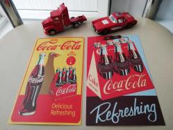 Coca Cola metal arabalar ve mini poster afiş tanıtım kartları. Arabalar eski boya kusurları mevcuttur inceleyip alım yapınız koleksiyon dekor hediye nostalji tasarım süs hobi eğlence vintage aksesuar promosyon reklam retro ölçekli araçlar