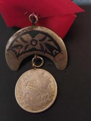 Meşrutiyet Madalyası,  OSMANLI DÖNEMİ,  İYİ KONDÜSYONDA KOLEKSİYONLUK GAYRI RESMİ MEŞRUTİYET MADALYASI.  HATIRA AMAÇLI ÜRETİLMİŞ GAYRİRESMİ MADALYA..