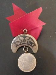 Meşrutiyet Madalyası,  OSMANLI DÖNEMİ,  İYİ KONDÜSYONDA KOLEKSİYONLUK GAYRI RESMİ MEŞRUTİYET MADALYASI.  HATIRA AMAÇLI ÜRETİLMİŞ GAYRİRESMİ MADALYA..