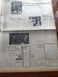 Ulus Gazetesi - 23 Şubat 1957 - Mecliste Bütçe Görüşmelerinin Üçüncü Günü - İçişleri Bakanı İle Osman Bölükbaşı Arasında Şiddetli Tartışmalar - Hani Devri Sabık Yaratılmayacaktı - Abdurrahman Fahri Ağaoğlu - Birleşmiş Milletler Siyasi Komisyonunda Kıbrıs Meselesi Karara Bağlandı  - Hüseyin Cahit Yalçın - Yunanistan'da Taşkınlıklar - Selanikte Öğrenciler Amerikan Haberler Bürosuna Hücum Ettiler - CHP Kars Milletvekili Sırrı Atalay'ın Duruşması - İsrail Meselesinde Amerika İle İngiltere Arasında Görüş Ayrılığı - Milli Gelir Ve Para Hacmi Yazan Namık Zeki Aral - Sinema Film Tenkitleri Haberler Yazan Adnan Ufuk - Şinasi Nahit Berker Hakkındaki Dava Karara Kaldı - Cezayir Fransa'ya Karşı Savaşa Devam Edecek - Montesi Davası Devam Ediyor - Dini Siyasete Alet Eden Vaiz Fevzi Boyer Mahkûm Oldu - Bayburt Kurtuluşunu Kutladı - Fay Temizleme Tozu - Michael Kidd'in İlk Rejisörlüğü - Fenerbahçe İlk Maçını Bugün Güneşspor İle Yapıyor - İtalya Ordu Takımı Dün 10 Gazeteci İle Birlikte Geldi