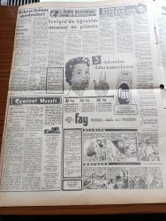 Ulus Gazetesi - 23 Şubat 1957 - Mecliste Bütçe Görüşmelerinin Üçüncü Günü - İçişleri Bakanı İle Osman Bölükbaşı Arasında Şiddetli Tartışmalar - Hani Devri Sabık Yaratılmayacaktı - Abdurrahman Fahri Ağaoğlu - Birleşmiş Milletler Siyasi Komisyonunda Kıbrıs Meselesi Karara Bağlandı  - Hüseyin Cahit Yalçın - Yunanistan'da Taşkınlıklar - Selanikte Öğrenciler Amerikan Haberler Bürosuna Hücum Ettiler - CHP Kars Milletvekili Sırrı Atalay'ın Duruşması - İsrail Meselesinde Amerika İle İngiltere Arasında Görüş Ayrılığı - Milli Gelir Ve Para Hacmi Yazan Namık Zeki Aral - Sinema Film Tenkitleri Haberler Yazan Adnan Ufuk - Şinasi Nahit Berker Hakkındaki Dava Karara Kaldı - Cezayir Fransa'ya Karşı Savaşa Devam Edecek - Montesi Davası Devam Ediyor - Dini Siyasete Alet Eden Vaiz Fevzi Boyer Mahkûm Oldu - Bayburt Kurtuluşunu Kutladı - Fay Temizleme Tozu - Michael Kidd'in İlk Rejisörlüğü - Fenerbahçe İlk Maçını Bugün Güneşspor İle Yapıyor - İtalya Ordu Takımı Dün 10 Gazeteci İle Birlikte Geldi