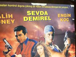 OTOSTOP, ORİJİNAL, SİNEMA AFİŞİ - 1996, FİLM AFİŞİ / POSTERİ - BÜYÜK BOY - ORİJİNAL - 99 X 68 cm EBADINDA - Original Turkish Big Size Movie Poster - Salih Güney - Sami Güçlü, Uğur Tual, Sevda Demirel, Engin Koç, Erdo Vatan, Levent Çakır, Tuncer Necmioğlu, Erdinç Dinçer, Volkan Gücer, Eastman, Yeni Tual Film, Fono Film, (RESTORASYONLU, DÖNEM FİLM AFİŞİDİR)