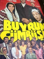Buyurun Cümbüşe, ORİJİNAL, SİNEMA AFİŞİ - 1982, FİLM AFİŞİ / POSTERİ - BÜYÜK BOY - ORİJİNAL - 99 X 63 cm EBADINDA - Original Turkish Big Size Movie Poster - Yavuz Yalınkılıç,  Ayşen Gruda, Münir Özkul, Adile Naşit, Halit Akçatepe, Sümer Tilmaç, Erdoğan Seren, Süheyl Eğriboz, Hakkı Kıvanç, Ahmet Turgutlu, Cevat Kurtuluş, Sami Hazinses, 	Mustafa Dik, Tanju Şarman, Cevdet Balıkçı, Giray Alpan, Hasan Yıldız,  Hasan Yıldız, Çetin Başaran, Bilgen Gökçen