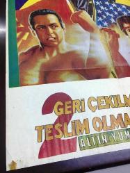 GERİ ÇEKİLMEK YOK TESLİM OLMAK YOK 2, ORİJİNAL SİNEMA ÇİZİM AFİŞİ - No Retreat, No Surrender 2: Raging Thunder, 1987, FİLM AFİŞİ / POSTERİ - BÜYÜK BOY - ORİJİNAL - 94 X 64 cm EBADINDA - Original Turkish Big Size Movie Poster - Corey Yuen, Maria Elena Cellino, Roy Horan, Keith W. Strandberg, Loren Avedon, Max Thayer, Cynthia Rothrock, Patra Wanthivanond, Matthias Hues, Nirut Sirichanya, Jeong-lee Hwang, Perm Hongsakul