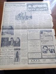Ulus Gazetesi - 5 Şubat 1957 - Adana'nın En Büyük Un Fabrikası Yandı - İzmir Gemisinin Batmasında Tedbirsizlik İddiası Var - Amerikan Kız Koleji - Metropolitan Operasının Meşhur Sopranosu Maria Callas - Mareşal Petch Ankara'da - Cezayir Meselesi Birleşmiş Milletlerde Amerika Fransa'yı Destekleyecekmiş- Batı Almanya Devlet Başkanı Theodor Heuss Amerika'ya Gidecek - Ege Bölgesinde Tütün Piyasası Dün Açıldı - Saman Yüklü Kağnı Yazan Fikret Otyam Yazı Dizisi - Birleşmiş Milletlerin Geri Çekilme Kararını İsrail Altıncı Defa Reddetti - Ünlü Rejisör Mox Ophuls Ağır Hasta - Ürdün Komünizme Karşı Cephe Alıyor - Büyük Sanatçı Cecil De Mille'in Bağışı - Silviya Yüzme Havuzunda Çizgi Roman - Baykara Hz. Süleymanın Taşı - Bugünkü Dünyada Sağ Ve Sol Nedir - Ölen Kim Öldüren Kim Bulgar Casusu Selmanof'un Maceraları Yazı Dizisi - Ortadoğu'da Mültecilerin Durumu - Serbest Güreş Dünya Şampiyonası 1 2 3 Haziran'da Yapılıyor - Kırıkkale Kupasını Eskişehir Aldı - Galatasaray Kaptanı Turgay Şeren