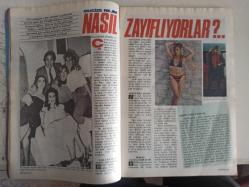 Kadın Aylık Aktüalite Sinema Tiyatro Müzik ve Magazin Dergisi - Ağustos 1985 - Dereden Tepeden - Ayın Rehberi - Sinema Kitap Müzik Video - Nazlı Ilıcak - Nasıl Zayıflıyorlar? - Lazer Karmaşası - Bulaşıcı Hastalıklar - Thalessemi - Gençlikte Cinsiyet - Bel Ağrıları İçin Jimnastik - Dekorasyon: Hülya Süer'in Evi - Bitki Bakımı - Aşık Olun ve Zayıflayın - 40 Yaş İçin Gençlik Reçetesi - İlk Kez Sevişirken - Zayıflamak İçin Su İçin - Emin Çölaşan - Mucize Rejim - Nazlı Ilıcak - Halit Narin - Burçin Oraloğlu - Plastik Paralar - Zubin Mehta'nın Eşi - Leyla Sayar - 30 Yıl Önce - Evlilik mi? Bekarlık mı? - Çocuk Erkekler - Kendinizi Satmasını Biliyor Musunuz? fotoğraf ve haberi - Tam Takım Dergi