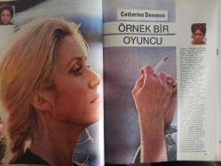 Genç Kadın Aylık Aktüalite Sinema Tiyatro Müzik ve Magazin Dergisi - Haziran 1982 - Sanat Ölümsüzlüğe Oynamak İçin Yapılır - Sinema - Tiyatro - Müzik ve Kitaplar - Bunları Biliyor Musunuz - Mizah - Kulis - Çankaya'nın Bir Numaralı Kadınları - Diplomalı Artistler - Örnek Bir Oyuncu - Haldun Kutlu - Barış Manço - Muazzez Abacı - Cüneyt Arkın - Attila İlhan - Ayın Genç Kızı - Ömer Çavuşoğlu'nu Tanıyor Musunuz? - Seçkinler - Sinekolikler - Sizlerle Başbaşa - Cinsiyet, Sağlık, Psikoloji Bahardan Yazı Düşünün - Bahar ve Yaz Makyajı - Göğüs Sağlığı ve Güzelliği - Bekaret Duvarı - Modern Erkeklerin Korkulu Rüyası - Erkekleri Tanıyalım - Satılık Seks - Filiz Akın - Kadir İnanır - Derya Tuna - Tarık Akan - Erol Evgin - Catherine Deneuve - Cüneyt Arkın - Doktor Kültürü ile Sinema fotoğraf ve haberi - Tam Takım Dergi