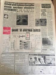 YENİ SABAH GAZETESİ  18 EKİM 1963 YIL :26 SAYI :8835----Örfi İdarenin uzatılması  kabul  edildi ----Macmillanın  halefi dün de belli olmadı ---A.Hikmet Onaf  İçişleri Bakanı Oluyor --Arsa ofisi  kuruluyor  ---Adaylık için  müracaat  müddeti  bugün  bitiyor ---Meclis dışından :Siyavuşgil --Sebebi  gizli kalmış  cinayetler  meydana çıkarılıyor  --Televizyon  taksiler çalışmağa başladılar --Hukuk ve İktisat  Fakültelerinde Netice Belli Oldu ---Beşiktaş Rapid 'e  farklı  mağlup oldu: 3-0---Güreşte de Teknik Komite Kuruluyor ---Gündüz Kılıç ,Teknik Direktörlükten İstifa Etti ---Devler maçında Milan Santos 'u  4-2 mağlup etti ----Rumen Basını Fenerbahçe 'yi  methediyor----