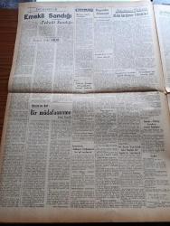 Ulus Gazetesi - 14 Ocak 1949 - Sınırda İşlenen Sabahattin Ali Cinayetinin Detayları - Katil Ali Ertekin - Peyami Safa Köşe Yazısı - Hüseyin Cahit Yalçın Köşe Yazısı - Mecliste Beş Saat Süren Müzakere - Dean Acheson M. Marshall'ın Siyasetini Takip Edecek - Maliye Bakanı Şevket Adalan - Fransız Dışişleri Bakanı Schuman İle İngiliz Dışişleri Bakanı Bevin'in Görüşmeleri - Nallıhan'da Açlık İddiaları - Eskişehir'de Yarın Toprak Dağıtılacak - Namık Zeki Aral - İmam Hatip Kursları Yarın Başlıyor - Truman Stalin'i Kabule Hazır - Dünya Şampiyonu Güreşçimiz Gazanfer Bilge'nin Hastalığı - Hikmet Bayur Davasında Savcının İddianamesi - Tuz Madeninde Nazi Hazinesi - Değişen Senfoni Yazan Robert Burget Pailleron Yazı Dizisi - William Shakespeare'in Onikinci Gece Küçük Tiyatroda - Yüksek Ses Sanatkarı Müzeyyen Senar Işıl - Sabite Tur Gülerman - Selahattin Pınar - Bahçekapı Elbise Mağazası - Doğu Folklor Haftası - Bulmaca - Radyo - Sevimli Yunan Yıldızı Nini Zaha Gar Gazinosunda - Azize Tözem