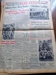 Ulus Gazetesi - 5 Mart 1950 - Hüseyin Cahit Yalçın Köşe Yazısı - Cumhurbaşkanı İsmet İnönü Malatya Heyetini Kabul Etti - Türkiye'de Çalışma Teşkilatı - Yüksek Seçim Kurulu Başkanı Münir Akyürek Oldu - Af Tasarısının Tam Metni - Hilmi Uran'ın Basına Demeci - Galatasaray Beykoz'a Mağlup Oldu - Türk İran Ordu Karmaları Maçı - Gazi Lisesi Basketbol Şampiyonu - Yabancı Gözü Yazan Falih Rıfkı Atay - Hemşire Nimet Yazan Azmiye Hami Güven Yazı Dizisi - Sovyetler Afrika'da Bir Komünist İmparatorluğu Kurmak Niyetindeymiş - İran Şahı Öğrencilerimizle Görüştü - Vali Fahrettin Kerim Gökay Heybeli Ve Büyükada'yı Ziyaret Etti - Charlie Chaplin'in (Şarlo) Aşkları Yazı Dizisi - Tiyatro Ve Roman Yazarı Kotzbue Nasıl Öldürülmüştü - Fred Astaire'in Kraliçesi - Uçan Gölgeler Yazan Server Bedi - Ege Ve Efe Sabunları - Günah Çocuğu Filmi Büyük Sinemada - Manisa'da 1955 De Okulsuz Köy Kalmayacak - Luxor Pikapları - Tarlan Diş Macunu - Ayşe Savaşır Ve Yıldız Tarkan Piyano Denemesi