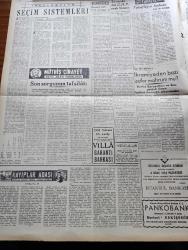 Yeni Ulus Gazetesi - 11 Ocak 1954 - Hüseyin Cahit Yalçın Köşe Yazısı - Büyükelçimizi Sınır Dışı Eden Mısır Türkiye'den Özür Dilemezse Ne Olacak - Ege Tütün Piyasası Açıldı -  Laos'ta Kızıl Taarruzu Durdu - Cumhuriyet Halk Partisi Gençlik Ocağı İkinci Kongresi Dün Yapıldı - Seçimler Serbest Olacak Mı Yazan Nihat Erim - Avrupa'da Şiddetli Bir Kış - Yugoslavya'da Fikir Ayrılığı - Zeytinyağı Fiyatları Yükseliyor - Yunan Başbakanı Mareşal Papagos Fransa'ya Gidiyor - Kore'de Esirlerin Serbest Bırakılmasında Anlaşmazlık - Kayıplar Adası Çeviren Nuri Özkan Yazı Dizisi - Müthiş Cinayet Katil Nasıl Yakalandı Yazı Dizisi - Marlene Dietrich Paramount İle Yeni Mukavele İmzaladı - Ava Gardner Kocası İle Barıştı Mı - Zengin Avcısı Kadın Kathleen Davies'in Maceraları - Yugoslav Beogradski Takımı Dün Hacettepe Takımını Da 3 2 Yendi - İstanbul'da Vefa Adalet'e 3 1 Galip - Mülkiye Kupası Futbol Turnuvası - Türkiye Milli Talebe Federasyonu Tarafından Tertip Edilen Güreşler -Galatasaray Basketbol Şampiyonu