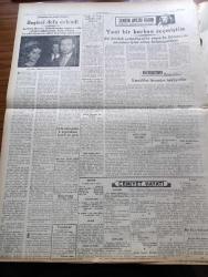 Yeni Ulus Gazetesi - 12 Ocak 1954 - Hüseyin Cahit Yalçın Köşe Yazısı-Sinema-Büyük Millet Meclisi'nde Yabancı Sermayeyi Teşvik Tasarısı Dün Görüşüldü - 120 Kilo Taşıyan Çocuk Bisikleti - İsmet İnönü'nün Dünkü Temasları - Celal Bayar Kanada'ya Gitmeyecek - Amerikan Dışişleri Bakanı Foster Dulles İle Sovyet Rusya'nın Washington Büyükelçisi Zarubin Görüşmesi Başladı - Kongrede Kuran Okunması - Kravat Kanunu - Bir Tüccar 20 Bin Lira İle Kayboldu - Kasım Gülek'in Savcılıkta İfadesi Alındı - Altın Ve Döviz Fiyatları Yazan Namık Zeki Aral - Müthiş Cinayet Katil Nasıl Yakalandı Yazı Dizisi - Kayıplar Adası Çeviren Nuri Özkan - Arap Savunma Konseyi Toplandı - Döviz Kaçakçılığı Davasına Bakıldı - İngiliz Büyükçelcisi Ayrıldı - Bülent Ecevit Köşe Yazısı - Elbe Açıklarında Denize Düşen Uçak - Dünyanın En Zengin Kadını Barbara Hutton Beşinci Defa Evlendi - Zengin Avcısı Kadın Kathleen Davies'in Maceraları - Yeni Yılın Sabahında Fransa'da İlk Aşk Cinayeti - Mareşal Tito Türkiye'ye Gelecek - Vita Yağ