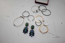 BİLEKLİK VE VİNTAGE KÜPE LOTU  DETAY RESİMLERDE VAR ( ANTİK KOLİ 25