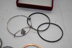 BİLEKLİK VE VİNTAGE KÜPE LOTU  DETAY RESİMLERDE VAR ( ANTİK KOLİ 25