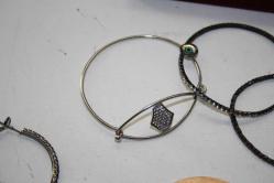 BİLEKLİK VE VİNTAGE KÜPE LOTU  DETAY RESİMLERDE VAR ( ANTİK KOLİ 25