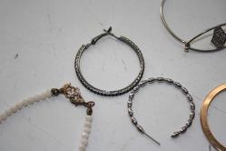 BİLEKLİK VE VİNTAGE KÜPE LOTU  DETAY RESİMLERDE VAR ( ANTİK KOLİ 25