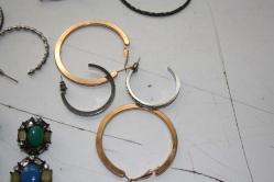 BİLEKLİK VE VİNTAGE KÜPE LOTU  DETAY RESİMLERDE VAR ( ANTİK KOLİ 25