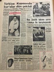 YENİ SABAH GAZETESİ  28 ARALIK 1962 YIL :25 SAYI :8548--Tasarruf Gayesi ile Nakil  ve Tayinler 3 Ay İçin Durduruldu --Sancar Savunma Masrafları İhtiyacımıza Yetmiyor  Dedi ---Reşide Bayar 'ın  cenazesinde  20 bin  kişi  hazır  bulundu ---Bağımsızlar YTP ye gidiyor --Kıbrıs ta Belediyeler işinde  anlaşma oldu ---Samsun da  iki defa idama mahkum edilmiş  bir katil  var ---Hazin bir sergi :Siyavuşgil --Çamaşır yıkamaya gittiği  evleri soymuş ---Polisi öldüren şahsın  hüviyeti  tesbit  edilemedi --Doğu da mor koyunun  nesli  gittikçe  azalıyor ----Sinema :Kan davasının sonu , Beyaz Yele ve Kırmızı Balon --Türkiye Kupasında  Kuralar  Dün çekildi --Rus Zenith  Takımı Yarın Fenerbahçe ile Karşılaşacak ----Galatasaraylı Voleybolcular İsrail 'e iddialı  gittiler ---Gündüz Kılıç yarın İtalya  ya gidiyor --Dünya Şampiyonu  Liston Mali Sıkıntı İçinde ---