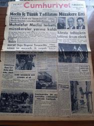 Cumhuriyet Gazetesi - 26 Aralık 1957 - Meclis İç Tüzük Tadilatını Müzakere Etti - Faik Ahmet Barutçu - Sebati Ataman - Behçet Kayaalp - Kıbrıs'ta Tedhişçilerin Tahliyesi Devam Edecek - Diyanet İşleri Reisine Makam Arabası Alınacak - Yılbaşı Hazırlıkları İlerliyor - Gaziantep'in 36. Kurtuluş Yıldönümü - Seni Sevmek Kaderim Yazan Sinclair Levis  Yazı Dizisi - 20. Asırda Hakiki Bir Robenson - Avam Kamarası Reisinin Tarafsızlığı Yazan Münci Kapani - Ingrid Bergman İle Roberto Rosselini Buluştular - Suriye Komünistlerle Aynı Yolu Takip Ediyor - Vatan Partisi İzmir'de Resmen Kapandı - Burhan Felek - Yılbaşı Gecesi Güzeller Balosu - Günün Ansiklopedisi - Devlet Tiyatrosu İstanbul'da - Rock And Roll - Türkiye Lüksemburg Ordu Maçının Tarihi Değişti - Pe Re Ja Limon Kolonyası - Beyoğluspor Emniyet Bugün Oynuyor - Fenerbahçe Bugün Kampa Giriyor - Remondini Beşiktaş'ın Antrenörü Oldu - 1959 Basketbol Şampiyonasına 34 Millet Katılmaya Karar Verdi - Vakko - Kristal Kolonyası - Niçin Orhan Şeref Apak