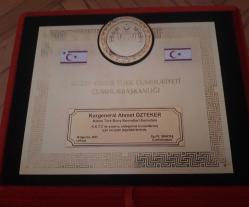 K.K.T.C KUZEY KIBRIS TÜRK CUMHURİYETİ CUMHURAŞKANI RAUF DENKTAŞ TARAFINDAN GENERALE VERİLEN ŞİLT 2003 ORJİNAL KADİFE KUTUSUNDA