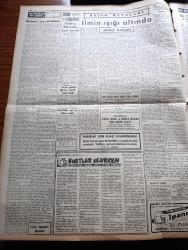 Cumhuriyet Gazetesi - 18 Temmuz 1959 - Mahalli Seçimleri Tehir Eden 4 Kanun Teklifi Dün Meclis'e Sevkedildi - Meclis Dün Gürültülü Bir Toplantı Akdetti - Kat Mülkiyeti Kanun Tasarısı Meclise Geldi - Otomobil İthaline 2 Milyon Dolarlık Tahsis - Elazığ İplik Fabrikası Büyük Kriz Geçiriyor - Talebe Federasyonunda Polis Hala Nöbet Tutuyor - Maliye Bakanı Hasan Polatkan Ameliyat Olmak Üzere Hamburg'a Gitti - İzmir'de Ormana Girmek Yasak - Kurtlar Ulurken Yazan Alix Andre Yazı Dizisi - Haritamızda Bir Nokta Yazan Fakir Baykurt Yazı Dizisi - Munci Kapani - Lüks Nermin Lakaplı Şaziye Zeren İçin 5 Yıla Kadar Hapis İstendi - Kaybettiğimiz Kıymetler Nijat Sirel - Burhan Felek Köşe Yazısı - Mehmetçik Anıtı 42 Metreyi Buldu - Bregenz Festivalinde Bir Türk Piyesi Yazan Lütfi Ay - Tanınmış Film Artisti James Stewart General Oldu - Atatürk Kupası Yüzme Yarışlarında Semin Tengiz Ve Leyla Uyanık 2 Türkiye Rekoru Kırdılar - Basketbol Milli Takımı Açıklandı -Tramplenci Utku Altuğ Ve Türel Aygün Almanya'da