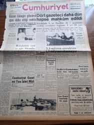 Cumhuriyet Gazetesi - 30 Temmuz 1959 - Ortadirek Yazan Yaşar Kemal Yazı Dizisi - Nadir Nadi Köşe Yazısı - Dört Gazeteci Daha Dün Hapse Mahkum Edildi - Ahmet Emin Yalman - Selami Akpınar - Naim Tiralı - İsmet İnönü'nün Dokunulmazlığı - Çocuk Felci Vakaları Artıyor - Abdülhamid'e Yapılan Suikast Yazan Emin Ali Şavlı Yazı Dizisi - Hollywood'dan Stüdyo Temsilcisi Oscar Lax Geldi - Londra Festivalinde Üniversitelerimiz Başarı Kazandılar - Burhan Felek Köşe Yazısı - Paris'te Kalem Modası - Uluç Ali Yazan Halikarnas Balıkçısı Yazı Dizisi - Ruhi Bahisler Yazan Doktor Halis Özgü - Ankara İstanbul Radyosu Programı - Kitap Gazete Ve Benzerlerinin İthali Serbest - Kızıllar Laos'a Girdiler -  Ali Sami Yen'i Hürmetle Anıyoruz - Fenerbahçe Beşiktaş Ve Adalet Sezonu Açıyorlar - Karagümrük Dün Yeni Sezonu Açtı - Fenerbahçe Tarafından Satışa Çıkarılan Kaleci Şükrü Ersoy - Milli Güreşçimiz Hamit Kaplan'a Profesyonellik Teklif Edildi - Balkan Oyunları Gelecek Yıl Türkiye'de Yapılacak - Harem Deniz Kulübü