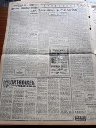 Cumhuriyet Gazetesi-8 Ağustos 1959-Kepez konserve- Ortadirek Yazan Yaşar Kemal Yazı Dizisi - Uluç Ali Yazan Halikarnas Balıkçısı Yazı Dizisi - Hasan Ali Yücel Köşe Yazısı - Burhan Felek Köşe Yazısı - Ankara'da Yapılan Türk Yunan Müzakereleri - Dün İstanbul'da Muhtelif Yerlere Yıldırım Düştü 2 Kişi Oldu- Fransız Polisi Gözü İle Türk Polis Teşkilatı - Avrupa Güzeli Yunan Güzeli Pasi Lerenti Seçildi - Başbakan Adnan Menderes'in Temasları - Amerika'ya Fezaya Bir Peyk Daha Attı - Kerkük Türklerinin General Kasım'dan İstedikleri - Amerikan Cumhurbaşkanı Adayı Stevenson Diyarbakır'da - Ormancılık Kooperatifi Kuruldu - Hindistan'da Sinema Yıldızları 15 Film Birden Çeviriyorlar - Ufa Mutbak Margarini - Suat Mamat'ın Transfer Hikayesi - Türkiye Tenis Şampiyonası T.E.D. Kulübünde Başlıyor - Millî Ligin 20 Takımı - Dolmabahçe Stadının Çocukları - Merhum Yüzücüler Kupası Yarışları - Ferdi Atletizm Şampiyonası Bugün Konya'da Yapılıyor - Mahss Çamaşır Tozu - THY - Steyr Kamyon - Boğaziçi Spor Kulübü