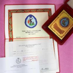 TÜRK SİLAHLI KUVVETLERİ MEHMETÇİK VAKFI KUTUSUNDA ŞİLT , ŞİLT BERATI VE TEŞEKKÜR MEKTUBU