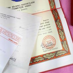 TÜRK SİLAHLI KUVVETLERİ MEHMETÇİK VAKFI KUTUSUNDA ŞİLT , ŞİLT BERATI VE TEŞEKKÜR MEKTUBU