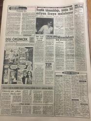YENİ SABAH GAZETESİ  27 KASIM 1962 YIL :25 SAYI :8517---Cumhuriyet Halk Partisi ve AP Büyük Kongrelere Hazırlanıyor ---Dinçer'de  kemerleri sıkmalı dedi ---Makarios ,Gürsel 'i Kıbrıs 'a davet  etti --Altı kişiyi  yakan  baba ile  üç oğlu  dün  tevkif edildi ---Zorlu  davasında annesi  şahit  olarak  dinlendi ---Yalancı  Bili : Siyavuşgil --Trafik tıkanıklığı  ,yılda 50  milyon liraya mal oluyor --Kanada da bir ailenin  5 çocuğu  yanarak  öldü---Sinema :Dany Saval Dekolte bir film çeviriyor ,Kargalar --Milli Takım İtalya da --Genç Mili Takım dün ilan  edildi--Dansöz Aysel Tanju Şoför  Tırmalamış --Şakiler Kış İçin Suriye ye Gidiyor --