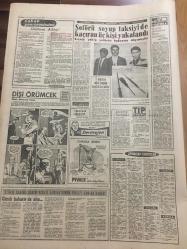YENİ SABAH GAZETESİ  25 KASIM 1962 YIL :25 SAYI :8515---Sahil muhafaza botumuza saldıran Yunan balıkçılarından üçü boğuldu --Baba ile oğul komünizmden  mahkum oldu --Türk -Kıbrıs Görüşmeleri anlaşma ile sona erdi --Komünist talebe mahkemede  bütün kabahat babamda  dedi ---İtalya da yasak  ilaç  şehrimizde satılıyor --Düşünen Adam :Siyavuşgil --Şoförü soyup taksiyi de kaçıran  üç kişi  yakalandı ---Pakistan CENTO dan  çekilme  tehdidini tekrarladı --Türkiye -İsrail --Beykoz dün de Demir spora karşı namağlup  unvanını korudu :2-0---Haftanın filminde  Anthony Quinn'i bir Eskimo genci rolünde göreceksiniz --Grace Kelly  yine film  çeviriyor --Tansu Gürsu --Perihan Tedü ,ilk tiyatro imtihanını  bir masa da verdi --Gülgün Ok --Donanma Kamil 5-1 'lik Türkiye-İsrail Maçını Anlatıyor --