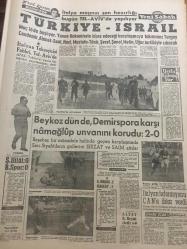 YENİ SABAH GAZETESİ  25 KASIM 1962 YIL :25 SAYI :8515---Sahil muhafaza botumuza saldıran Yunan balıkçılarından üçü boğuldu --Baba ile oğul komünizmden  mahkum oldu --Türk -Kıbrıs Görüşmeleri anlaşma ile sona erdi --Komünist talebe mahkemede  bütün kabahat babamda  dedi ---İtalya da yasak  ilaç  şehrimizde satılıyor --Düşünen Adam :Siyavuşgil --Şoförü soyup taksiyi de kaçıran  üç kişi  yakalandı ---Pakistan CENTO dan  çekilme  tehdidini tekrarladı --Türkiye -İsrail --Beykoz dün de Demir spora karşı namağlup  unvanını korudu :2-0---Haftanın filminde  Anthony Quinn'i bir Eskimo genci rolünde göreceksiniz --Grace Kelly  yine film  çeviriyor --Tansu Gürsu --Perihan Tedü ,ilk tiyatro imtihanını  bir masa da verdi --Gülgün Ok --Donanma Kamil 5-1 'lik Türkiye-İsrail Maçını Anlatıyor --
