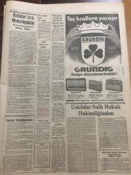 YENİ SABAH GAZETESİ  25 KASIM 1962 YIL :25 SAYI :8515---Sahil muhafaza botumuza saldıran Yunan balıkçılarından üçü boğuldu --Baba ile oğul komünizmden  mahkum oldu --Türk -Kıbrıs Görüşmeleri anlaşma ile sona erdi --Komünist talebe mahkemede  bütün kabahat babamda  dedi ---İtalya da yasak  ilaç  şehrimizde satılıyor --Düşünen Adam :Siyavuşgil --Şoförü soyup taksiyi de kaçıran  üç kişi  yakalandı ---Pakistan CENTO dan  çekilme  tehdidini tekrarladı --Türkiye -İsrail --Beykoz dün de Demir spora karşı namağlup  unvanını korudu :2-0---Haftanın filminde  Anthony Quinn'i bir Eskimo genci rolünde göreceksiniz --Grace Kelly  yine film  çeviriyor --Tansu Gürsu --Perihan Tedü ,ilk tiyatro imtihanını  bir masa da verdi --Gülgün Ok --Donanma Kamil 5-1 'lik Türkiye-İsrail Maçını Anlatıyor --