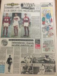 YENİ SABAH GAZETESİ  25 KASIM 1962 YIL :25 SAYI :8515---Sahil muhafaza botumuza saldıran Yunan balıkçılarından üçü boğuldu --Baba ile oğul komünizmden  mahkum oldu --Türk -Kıbrıs Görüşmeleri anlaşma ile sona erdi --Komünist talebe mahkemede  bütün kabahat babamda  dedi ---İtalya da yasak  ilaç  şehrimizde satılıyor --Düşünen Adam :Siyavuşgil --Şoförü soyup taksiyi de kaçıran  üç kişi  yakalandı ---Pakistan CENTO dan  çekilme  tehdidini tekrarladı --Türkiye -İsrail --Beykoz dün de Demir spora karşı namağlup  unvanını korudu :2-0---Haftanın filminde  Anthony Quinn'i bir Eskimo genci rolünde göreceksiniz --Grace Kelly  yine film  çeviriyor --Tansu Gürsu --Perihan Tedü ,ilk tiyatro imtihanını  bir masa da verdi --Gülgün Ok --Donanma Kamil 5-1 'lik Türkiye-İsrail Maçını Anlatıyor --