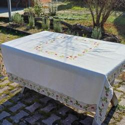 Keten İşlemeli Kare Masa Örtüsü