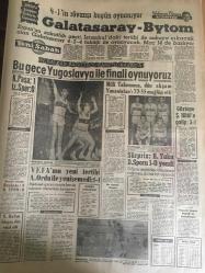 YENİ SABAH GAZETESİ  18 KASIM 1962 YIL :25 SAYI :8508---Doğudaki dağlarda 3000 şaki yaşıyor ---Tabancalı  mühendis dün de bulunamadı ---Eminsu MDO ve SDK aleyhinde ---Resmi dairede  fuhuş yapanlar  yakalandı ---AP 'ye  göre  plan demokratik  değil ---Küfür Oyunu : Siyavuşgil ---85 bin liralık  tebligat yolsuzluğu ile  ilgili 2 kişi daha tevkif edildi ---Sinemalar :Atlas :Maceralar Yolunda ,İnci : Çam Sakızı ,Konak :Casuslar Çarpışıyor ---İki genç  ,Salihli  gar  gişesini  soymak istedi ---Galatasaray -Bytom --Bu gece Yugoslavya ile  finali  oynuyoruz ---K.Paşa :1 İz.Spor :0---Vefa 'nın  yeni  tertibi A.Ordu ile yenişemedi ---Sürpriz  :K.Yaka D.Sporu  1-0 yendi ----  Sinema Tiyatro :Artık Yerli  Film Kompleksinden Kurtulmalıyız ---Mylene Demongeot ---Tijen Par 'a  dikkat ediniz --- Belgin  Doruk ,Göksel Arsoy : Ayımasalı ,Çikolata ,Sevgilim ,Çalı Kuşu ---Uğur Başaran  :Sahneye ablası  hastalanınca  apar topar  çıktı ---Hayat Bazen Tatlıdır :Zeki Müren ,Belgin Doruk , Suna  Pekuysal --