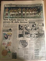 YENİ SABAH GAZETESİ  18 KASIM 1962 YIL :25 SAYI :8508---Doğudaki dağlarda 3000 şaki yaşıyor ---Tabancalı  mühendis dün de bulunamadı ---Eminsu MDO ve SDK aleyhinde ---Resmi dairede  fuhuş yapanlar  yakalandı ---AP 'ye  göre  plan demokratik  değil ---Küfür Oyunu : Siyavuşgil ---85 bin liralık  tebligat yolsuzluğu ile  ilgili 2 kişi daha tevkif edildi ---Sinemalar :Atlas :Maceralar Yolunda ,İnci : Çam Sakızı ,Konak :Casuslar Çarpışıyor ---İki genç  ,Salihli  gar  gişesini  soymak istedi ---Galatasaray -Bytom --Bu gece Yugoslavya ile  finali  oynuyoruz ---K.Paşa :1 İz.Spor :0---Vefa 'nın  yeni  tertibi A.Ordu ile yenişemedi ---Sürpriz  :K.Yaka D.Sporu  1-0 yendi ----  Sinema Tiyatro :Artık Yerli  Film Kompleksinden Kurtulmalıyız ---Mylene Demongeot ---Tijen Par 'a  dikkat ediniz --- Belgin  Doruk ,Göksel Arsoy : Ayımasalı ,Çikolata ,Sevgilim ,Çalı Kuşu ---Uğur Başaran  :Sahneye ablası  hastalanınca  apar topar  çıktı ---Hayat Bazen Tatlıdır :Zeki Müren ,Belgin Doruk , Suna  Pekuysal --