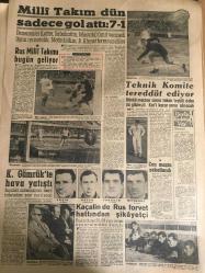YENİ SABAH GAZETESİ 9 KASIM 1961  YIL :24 SAYI :8139---8 gün :Kabine hala kurulamadı --İnönü Döner kabine kuvvetli  olamaz dedi ---İnönü CHP hakkı ne ise onu istiyor ---YTP iyi niyetli olduğunu belirtti ---Öğrencilerin  yer meseleleri  hallediliyor ---CHP 'nin  147 'lerle  ilgili kanun  teklifi ----Annesi de Yüksel ' in acısını dayanamadı --CKMP ilk kabineye güven oyu verecek ---Hollywood yangınında zarar 150 milyon  lira ---Ayla 'nın babası  elleri boş döndü ---Şehir hattı  biletlerine zam yapılması  düşünülüyor ---Tek çıkar yol :Siyavuşgil --Sahte ilaç imal eden bir şebeke  yakalandı ---Atom a karşı sığınak ---İran da bir  komünist  şebekesi yakalandı --Mahkumlar açlık grevi yapacakmış ---Sinemalar ,Tiyatrolar ,Radyo Programları ---Milli Takım Dün Sadece Gol Attı :7-1---Rus Milli Takımı bugün  geliyor ---Teknik Komite Tereddüt Ediyor ---Can maçta sakatlandı ---Kaçalin  de Rus forvet hattından şikayetçi --Üç Çocuk Daha Kayboldu ---Eski MBK üyeleri dün  toplandı ---