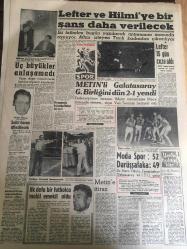YENİ SABAH GAZETESİ 2 KASIM 1961 YIL :24 SAYI :8132---Sirmen tek oyla başkan oldu --Bir banka 6 milyon lira dolandırıldı --Gürsel Bugün Başkanlık için Temaslara Başlayacak --Hayret Şaşkınlık Uyandıran  Demeçler ---Yüce Divan 37 Kişinin Malını Serbest Bıraktı --Bir  kadını öldürüp  4 kişiyi  de  bıçakladı --Cezayir de kanlı  çarpışma --Üniversite  dün açıldı ---Üniversite çıkmazı :Siyavuşgil --Ekmek fiyatları  inecek --Gemi adamları  yıllık  izinlerini  yapamıyor ---Sinemalar ,Tiyatrolar ,Radyo Programları --Kruşçef ergeç son engeli de  tasfiye etti ---Lanvin  Gastillo --Bir banka 5 milyon dolar  dolandırıldı ---Lefter ve Hilmi ye  bir şans  daha verilecek --Üç büyükler  anlaşamadı ---Metin 'li Galatasaray G.Birliğini  dün 2-1 yendi ---Lefter 15 gün  ceza aldı ---Sulhi Garan  affedilecek ---Moda Spor :52 Darüşşafaka :49 --İlk defa  bir futbolcu  malul  emekli oldu --Altı 'ların savunmaları  Hariciye de --Yüce Divan 37 Kişinin Malını Serbest Bıraktı ---Kız Sanat Okulunda  Boykot ----