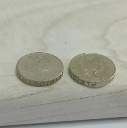 2 adet  İngiltere 1985 Elizabeth II  One Pound Upside Down Ters Yazı Error Madeni Paralar