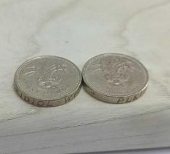 2 adet  İngiltere 1985 Elizabeth II  One Pound Upside Down Ters Yazı Error Madeni Paralar