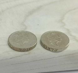2 adet  İngiltere 1985 Elizabeth II  One Pound Upside Down Ters Yazı Error Madeni Paralar