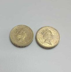 2 adet  İngiltere 1985 Elizabeth II  One Pound Upside Down Ters Yazı Error Madeni Paralar
