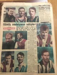 YENİ SABAH GAZETESİ  8 MART 1964 YIL :26 SAYI :8975---Rumlar dün yeniden iki Türk ü  şehit ettiler ---U Thant Kıbrıs için Asker Bulamıyor --Pakistanlılar  EOKA 'cılar düşman sayıyor ---Oktem okullar  katip yetiştirmeyecek ---Mandy  İstenmeyen  kadın  ilan edildi --Vecize Dersi : Siyavuşgil ----Sinemalar,  Tiyatrolar , Radyo Programları ---Harbe girersek  Londra Kıbrıs  ı bize  verecektir --Kabadayılık  yüzünden çıkan  kavgada  arkadaşını öldürdü ---E.Taylor ile R.Burton Amerika da evlenecekler ---Başkanların Yemeği ---Sinemalar : Atlas :Kaptanın İntikamı , İnci : Şaşkın Baba ,Konak :Arka Sokak ---Üçüncü Maç 18 Martta  Frankfurt 'ta ---Galatasaray  ,Altay 'ı  Bahrinin  golleri  ile  çökertti : 3-0---Beykoz  H, Tepe  'yi  2-0 mağlup  etti ---Alsancak da  İzmir  Takımları Mağlup ---Tamer Yiğit  : Daha 5  yıl evlenmeyeceğim diyor ---Behice Aksoy ,eski eşine mi dönüyor  ---Gülriz Sururi 'yi  tiyatrodan sonra  şimdi de Beyaz Perde de Göreceğiz ---Gümüş madalyanın sahipleri ---