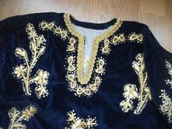 KOYU LACİVERT KADİFE ÜZERİNE TELSARMA İLE YAPILMIŞ BİNDALLI ELBİSE - KULLANILMAMIŞ GİBİ VE TERTEMİZZZZ - ÖLÇÜLERİ AÇIKLAMALARDA