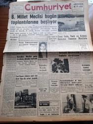 Cumhuriyet Gazetesi - 15 Temmuz 1959 - Nadir Nadi Köşe Yazısı - Büyük Millet Meclisi Bugün Toplantılarına Başlıyor - Milll Talebe Federasyonun Parçalanan Kongresi - Fuat Duyar'ın Ölümüne Sebep Olan Cezmi Çapa Dün Serbest Bırakıldı - Avrupa'ya Kumaş Satacağız - Türkiye'nin Reddettiği Rus Teklifi - İstanbul'daki 6 Bin Dilenciyi Milyoner 13 Kişi İdare Ediyor - Haritamızda Bir Nokta Yazan Fakir Baykurt Yazı Dizisi -  Kurtlar Ulurken Yazan Alix Andre Yazı Dizisi -  Ecnebi Bir Yolcunun Bavulunda 50 Bin Prezervatif Çıktı - Burhan Felek Köşe Yazısı - Atatürk'ün Yaveri Muzaffer Kılıç Dün Vefat Etti - Türkiye Güzeli Ezel Olcay Amerika'ya Zor Girebildi - Audry Hepburn Rolünü Yaptığı Kahramanı Ağlattı - Koruyucu Melekler Çizgi Roman - Uluç Ali Yazan Halikarnas Balıkçısı Yazı Dizisi - Fredo Çocuk Pudrası- Fenerbahçe Şampiyon Atletizm Genç Takımının Antrenörü Cemal Anadol -  Vefa Takımı Almanya'ya Gidiyor - Fenerbahçe Umumi Kaptanı İsmet İsmet Uluğ - Kuleli Gençlik Boğaziçi Kupasını Kazandı