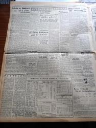 Yeni İstanbul Gazetesi - 26 Aralık 1953 - Mustafa Nermi - Noel Bazı Yerlerde Matem Halini Aldı - Yılda Üç Fazla Maaş Kanunu Kabul Edildi - Kızılların Hindiçini Taarruzu - Ankara'da Millet Parti'lilerin Duruşması -  Döviz Kaçıran Bir Komünist Partisi Üyesi Sevim Tarı - Cumhurbaşkanı Celal Bayar Pakistan'ı Ziyaret Edecek - Jenny Çeviren Reşad Nuri Darago Yazı Dizisi -  Azınlık Okullarındaki Türkçe Öğretmenleri İkramiye Alamıyor -  Kürtaj Davası - Arkeoloji Müzeleri Müdürü Aziz Ogan Emekliye Ayrıldı - Moskova Radyosunun Noel Mesajı - Lana Turner Ve Lex Baxter Yeniden Evlendiler - Kadınlar Ve Hindistan'ın Beş Yıllık Planı Yazan Najoo Bilimoria - Milyonları Güldüren Adam İtalyan Toto Bedbaht Olduğunu Söylüyor - Solist Yetvart Margosyan - Aşk Ve Hilenin Revaçta Olduğu Memleket Ürdün - Kopenhag Futbol Karması İstanbul'da - Fenerbahçe'ye Gelen Yunan Kalecisi Karpuzas İlk Antrenmanını Dün Yaptı - Vakko - Fakültelerarası Voleybol Maçları - Konya Maçları Ve Puan Durumu - Sana Yağ