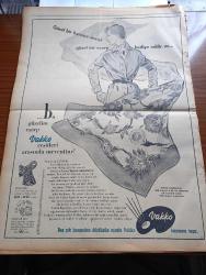 Yeni İstanbul Gazetesi - 26 Aralık 1953 - Mustafa Nermi - Noel Bazı Yerlerde Matem Halini Aldı - Yılda Üç Fazla Maaş Kanunu Kabul Edildi - Kızılların Hindiçini Taarruzu - Ankara'da Millet Parti'lilerin Duruşması -  Döviz Kaçıran Bir Komünist Partisi Üyesi Sevim Tarı - Cumhurbaşkanı Celal Bayar Pakistan'ı Ziyaret Edecek - Jenny Çeviren Reşad Nuri Darago Yazı Dizisi -  Azınlık Okullarındaki Türkçe Öğretmenleri İkramiye Alamıyor -  Kürtaj Davası - Arkeoloji Müzeleri Müdürü Aziz Ogan Emekliye Ayrıldı - Moskova Radyosunun Noel Mesajı - Lana Turner Ve Lex Baxter Yeniden Evlendiler - Kadınlar Ve Hindistan'ın Beş Yıllık Planı Yazan Najoo Bilimoria - Milyonları Güldüren Adam İtalyan Toto Bedbaht Olduğunu Söylüyor - Solist Yetvart Margosyan - Aşk Ve Hilenin Revaçta Olduğu Memleket Ürdün - Kopenhag Futbol Karması İstanbul'da - Fenerbahçe'ye Gelen Yunan Kalecisi Karpuzas İlk Antrenmanını Dün Yaptı - Vakko - Fakültelerarası Voleybol Maçları - Konya Maçları Ve Puan Durumu - Sana Yağ