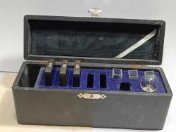 P12-----KUTUSUNDA ANTİKA 3 ADET MİKROSKOP CAMI VE DİĞER GEREÇLER